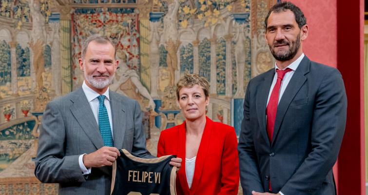 El Rey Felipe VI recibe al Comité de Honor del Centenario de la FEB