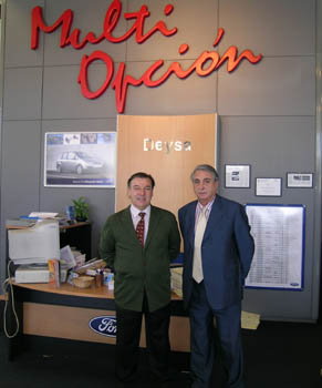 Fernando Arcos y Juan Martín en las instalaciones de Ford Deysa